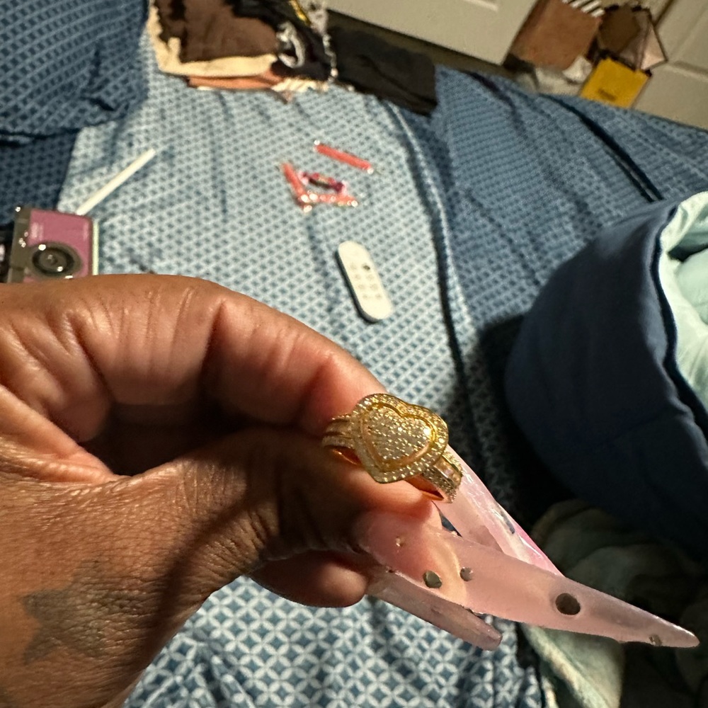 Size 6 Gold Ring - Picture 2 of 4